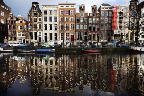 Häuser an der Herengracht spiegeln sich im Wasser in Amsterdam