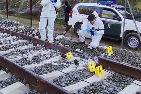 Beamte sammeln nach dem Zusammenstoß mit einem Hochgeschwindigkeitszug in Spanien Beweise