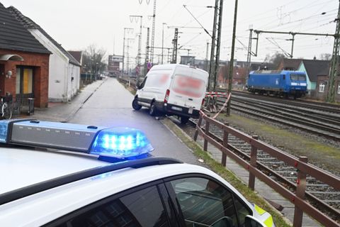 Bei vereisten Straßen wurde für viele Autofahrer in Niedersachsen das Lenken zur Glücksache. Foto: Lars Penning/dpa