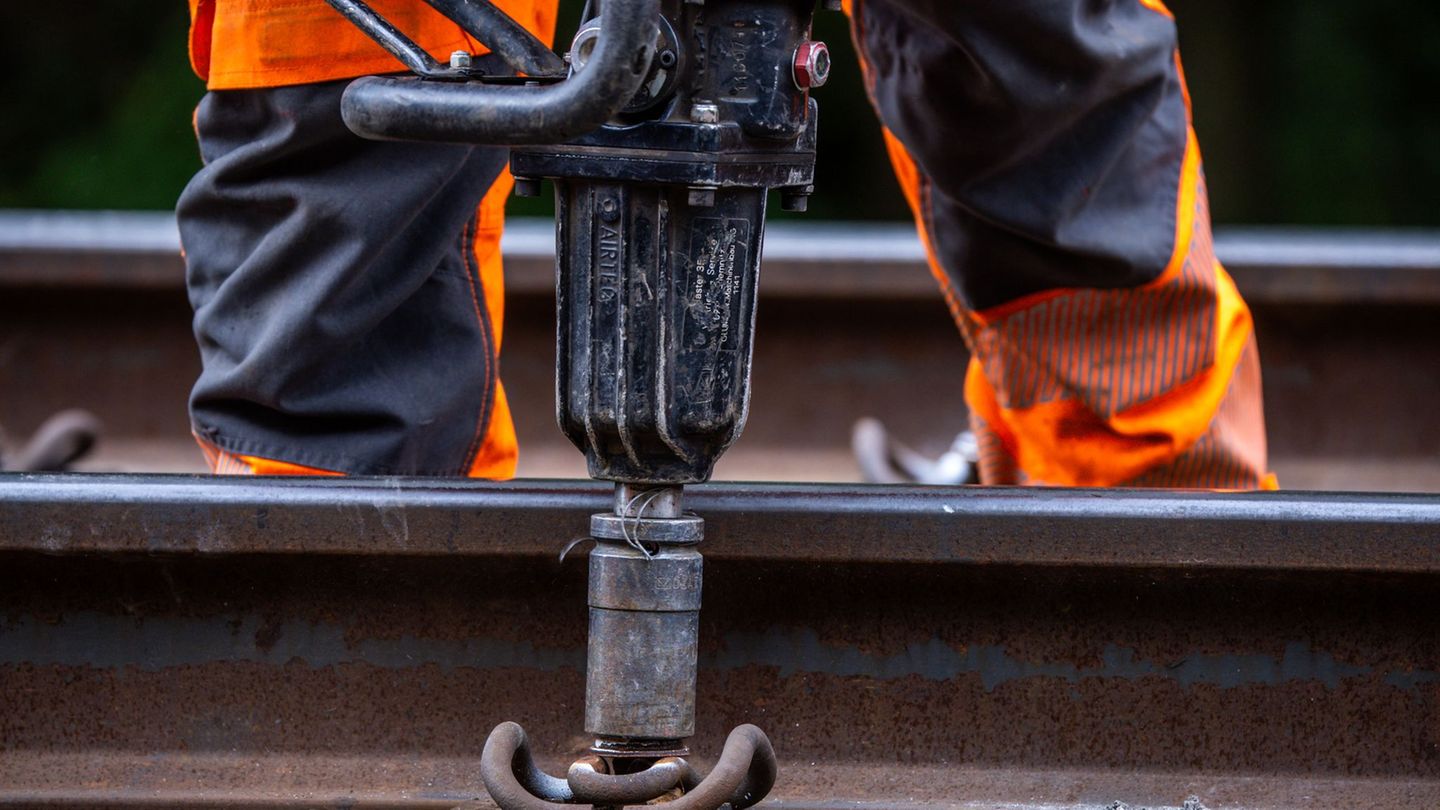 Bei Gleisbauarbeiten kam es im Burgenlandkreis zu einem schweren Unfall. (Symbolbild) Foto: Jens Büttner/dpa