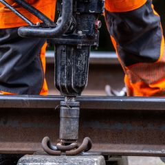 Bei Gleisbauarbeiten kam es im Burgenlandkreis zu einem schweren Unfall. (Symbolbild) Foto: Jens Büttner/dpa