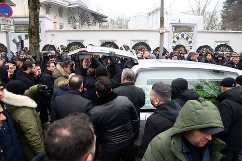 Ein Sarg wird nach dem Trauergebet vor der Beerdigung eines 62-Jährigen vor der Neuköllner Sehitlik-Moschee in einen Leichenwage