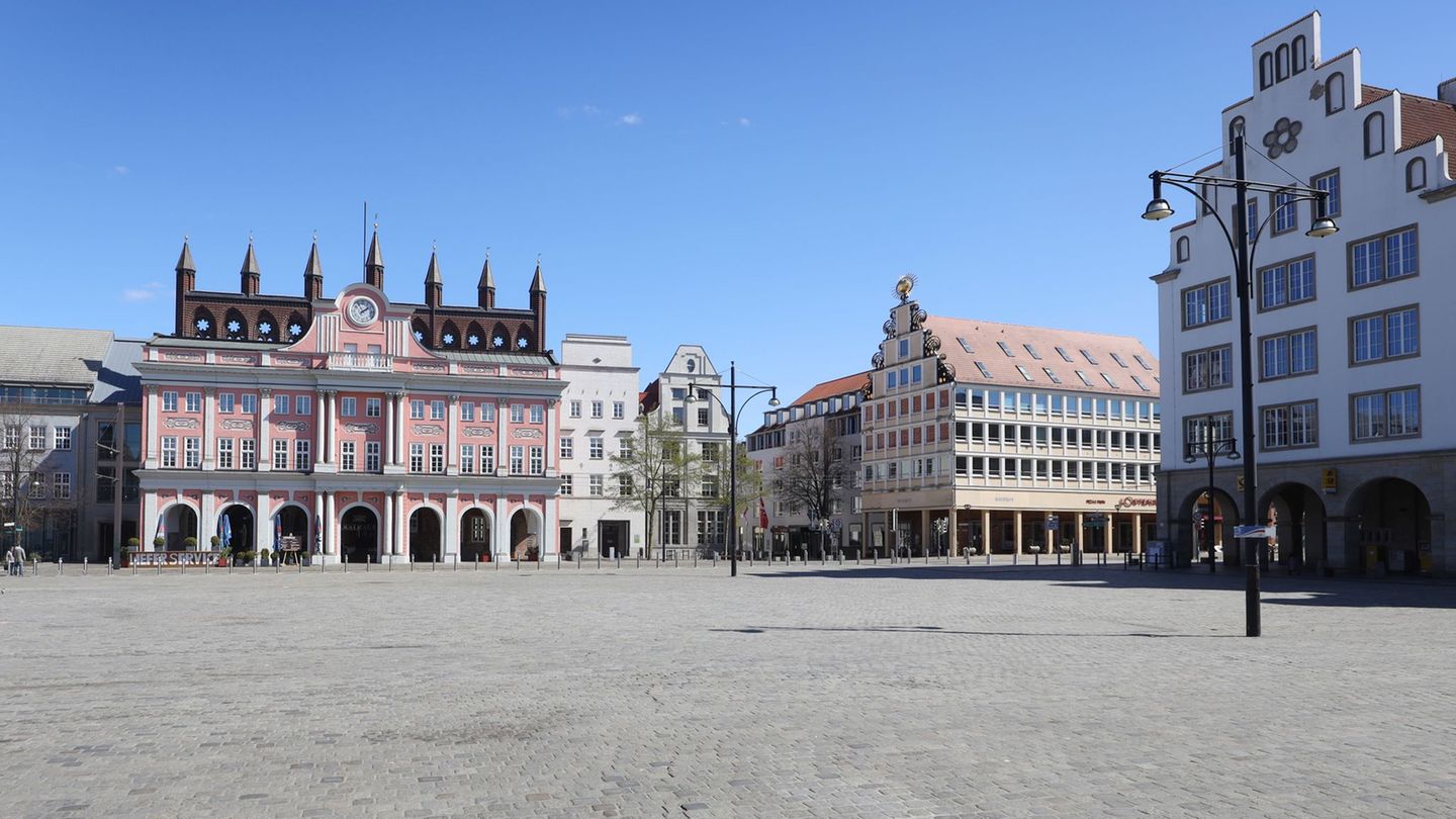 Zentral gelegen ist das Hotel Sonne, das am Neuen Markt auf rechter Seite in Nachbarschaft zum Rathaus mit den sieben Giebeln li