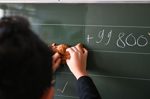 Mindestens einem Kind pro Klasse fällt laut Schätzungen das Rechnen besonders schwer. (Symbolbild) Foto: Bernd Weißbrod/dpa