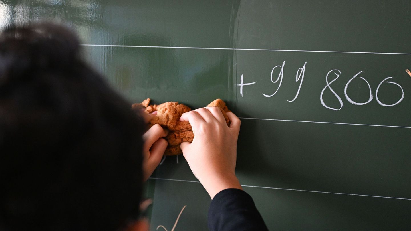 Mindestens einem Kind pro Klasse fällt laut Schätzungen das Rechnen besonders schwer. (Symbolbild) Foto: Bernd Weißbrod/dpa