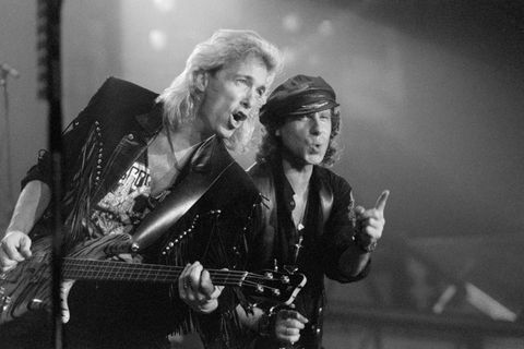 Ex-Bassist Francis Buchholz (l.) mit Scorpions-Frontmann Klaus Meine 1991 in Frankfurt am Main. (Archivbild) Foto: Dieter Roosen