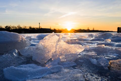 Gefrorene Gewässer sind für viele Menschen reizvoll, könnten aber sehr gefährlich werden. Foto: Julian Stratenschulte/dpa