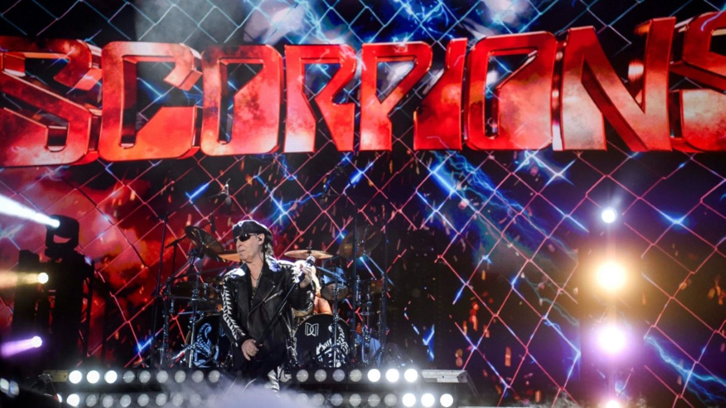Frontmann Klaus Meine 2025 unter dem Logo der Scorpions