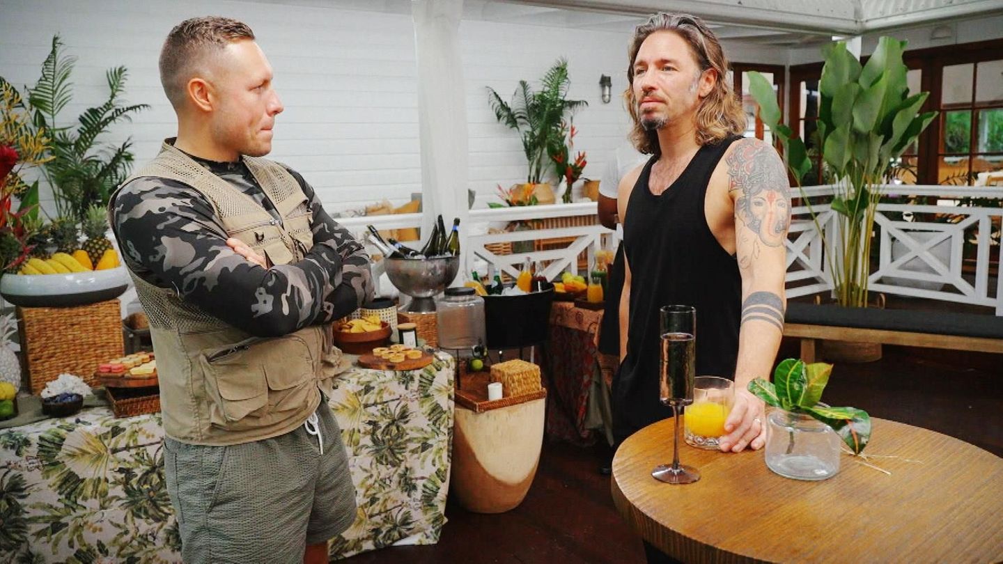 Noch bevor es richtig losgeht mit dem Dschungelcamp 2026, gibt es den ersten Knatsch. Patrick Romer sagt Gil Ofarim direkt ins Gesicht, er habe "leider gar nichts Gutes" von ihm gehört und fragt ihn, ob er seine Vergangenheit nicht aufarbeiten wolle. "Ich würde gerne viel erzählen, aber ich darf nicht", weicht der Musiker aus - und macht sich damit nicht beliebt