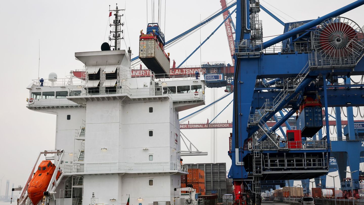 Eine ferngesteuerte Containerbrücke bewegt im Hamburger Hafen einen Seecontainer. Foto: Christian Charisius/dpa