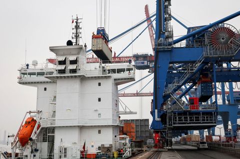Eine ferngesteuerte Containerbrücke bewegt im Hamburger Hafen einen Seecontainer. Foto: Christian Charisius/dpa