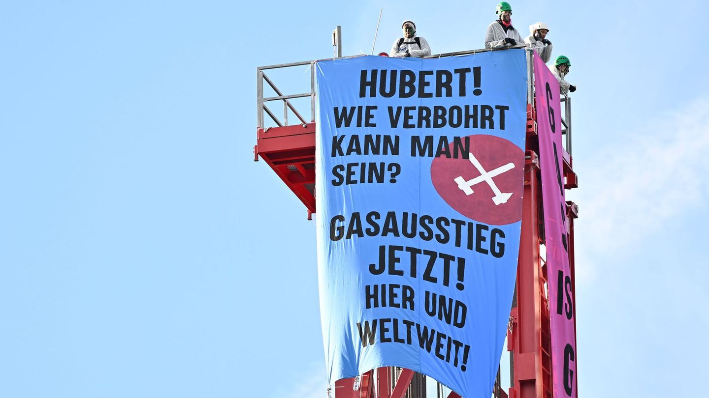 Die Aktivisten hatten auf dem Bohrturm ein Protestbanner befestigt. (Archivbild) Foto: Uwe Lein/dpa