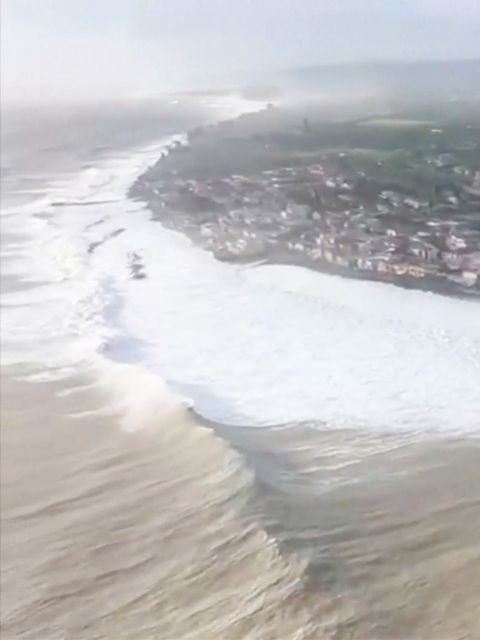 Sizilien: 16-Meter-Wellen überspülen Italiens Küste (Video)