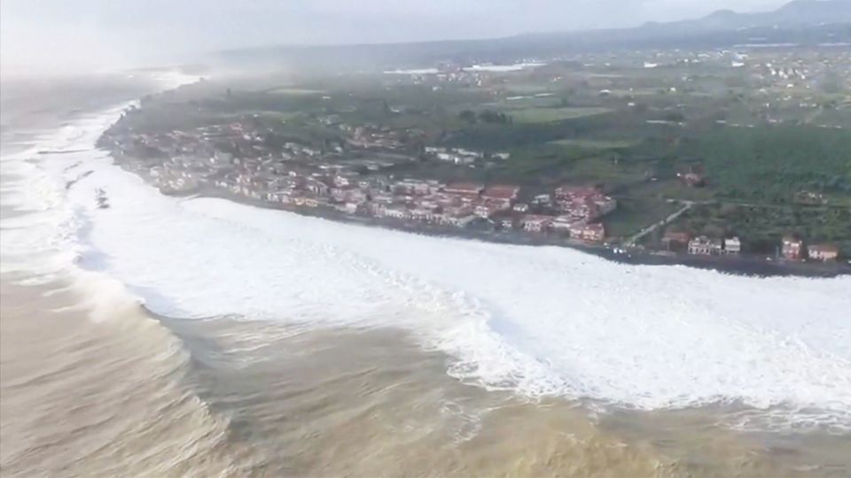 Sizilien: 16-Meter-Wellen überspülen Italiens Küste (Video)