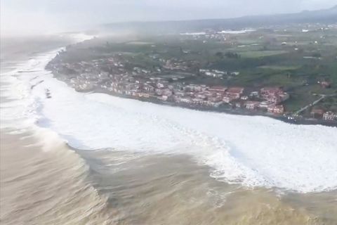 Sizilien: 16-Meter-Wellen überspülen Italiens Küste (Video)