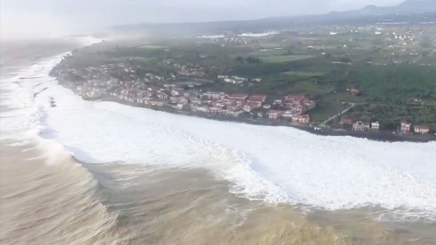 Sturm "Harry": 16-Meter-Wellen überspülen Italiens Küste
