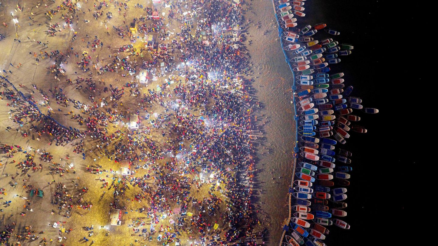 Prayagraj, Indien. Viele Hindu-Anhängern feiern Basant Panchami, den Tag, der den Beginn des Frühlings markiert. Am Zusammenfluss der Flüsse Ganges und Yamuna herrscht während des jährlichen Jahrmarkts Magh Mela Partystimmung