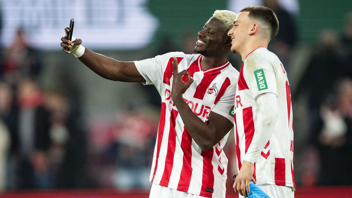 Die FC-Profis Ache und El Mala feiern das Ende der Kölner Negativserie. (Archivbild) Foto: Marius Becker/dpa