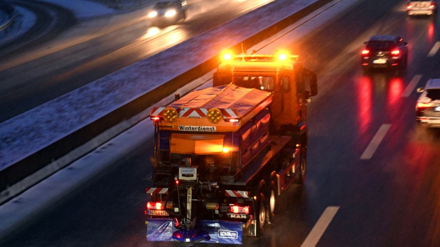 Streufahrzeug auf Autobahn