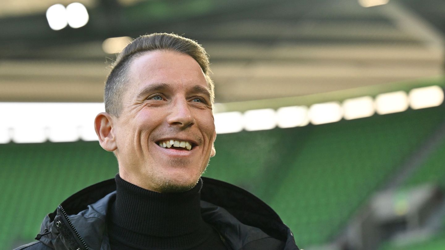 Wolfsburg-Trainer Daniel Bauer hat mächtig viel zu tun. (Archivbild) Foto: Swen Pförtner/dpa