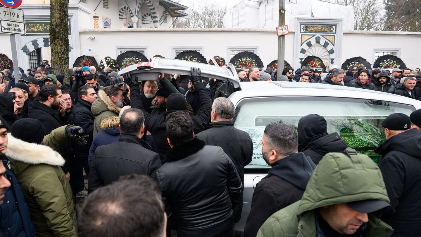 Ein Sarg wird nach dem Trauergebet vor der Beerdigung eines 62-Jährigen vor der Neuköllner Sehitlik-Moschee in einen Leichenwage