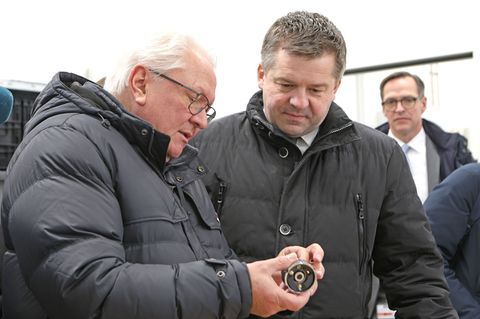 Rheinmetall-Chef Armin Papperger (l) besichtigt mit Sachsen-Anhalts Wirtschaftsminister Sven Schulze die Produktion des Rheinmet
