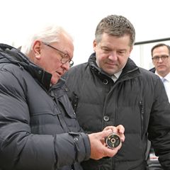 Rheinmetall-Chef Armin Papperger (l) besichtigt mit Sachsen-Anhalts Wirtschaftsminister Sven Schulze die Produktion des Rheinmet
