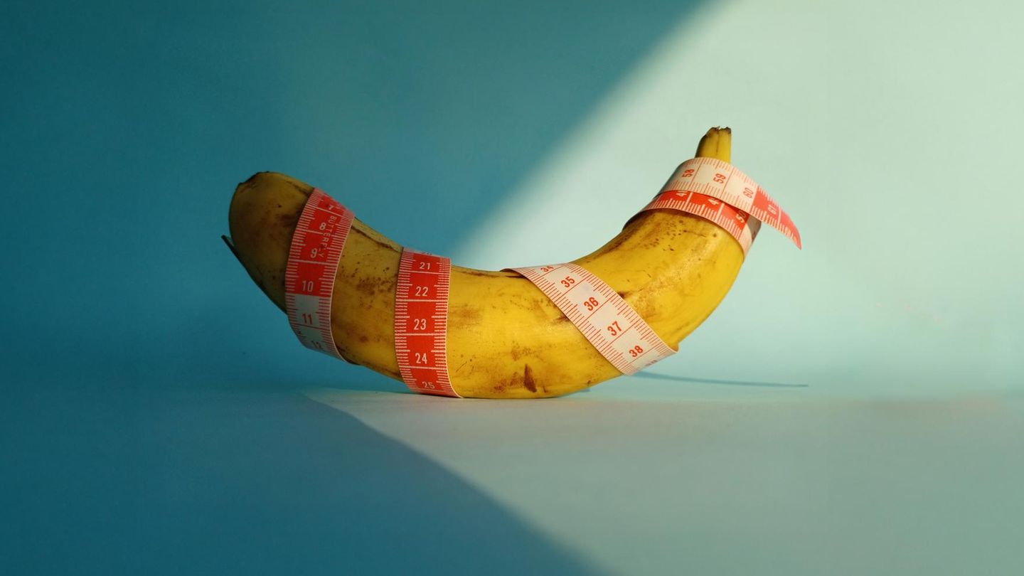 Eine Banane umwickelt von einem Maßband