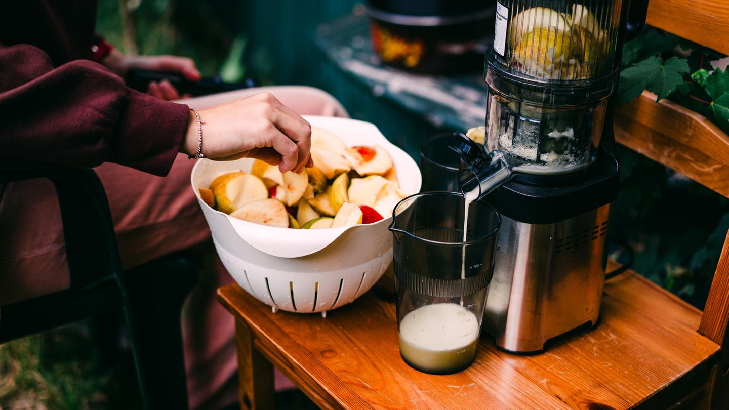 Jemand nutzt einen Entsafter.