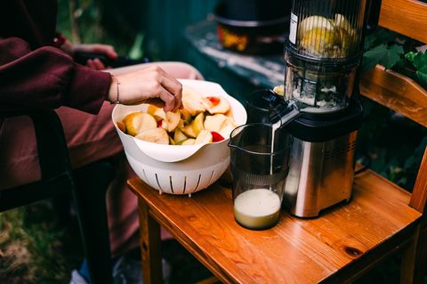 Jemand nutzt einen Entsafter.