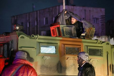 Kurdische Kämpfer vor dem Al-Aktan-Gefängnis in Syrien