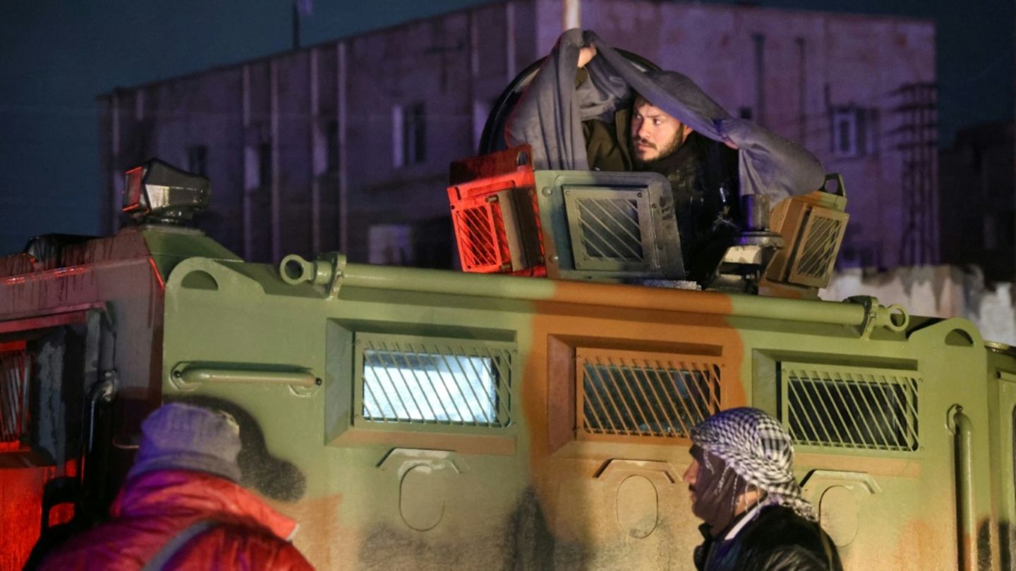 Kurdische Kämpfer vor dem Al-Aktan-Gefängnis in Syrien