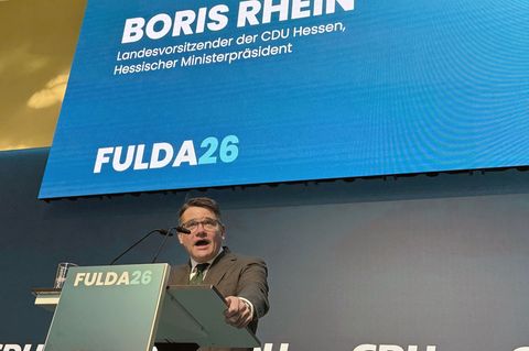 Boris Rhein stimmt die hessischen Christdemokraten in Fulda auf die bevorstehenden Kommunalwahlen ein. Foto: Michael Bauer/dpa