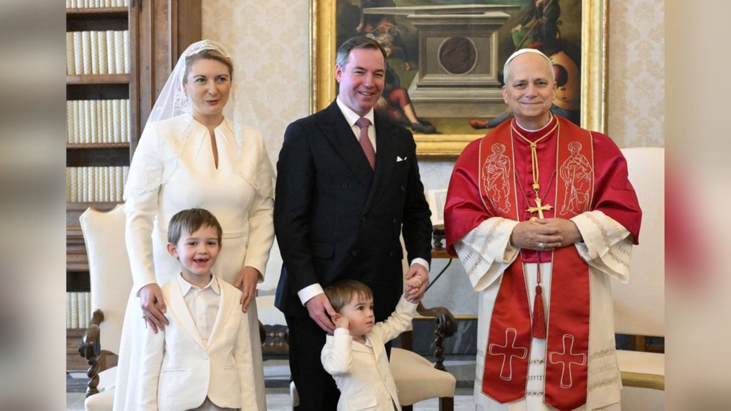 Guillaume und Stéphanie von Luxemburg mit ihren Söhnen Charles und François bei Papst Leo XIV.