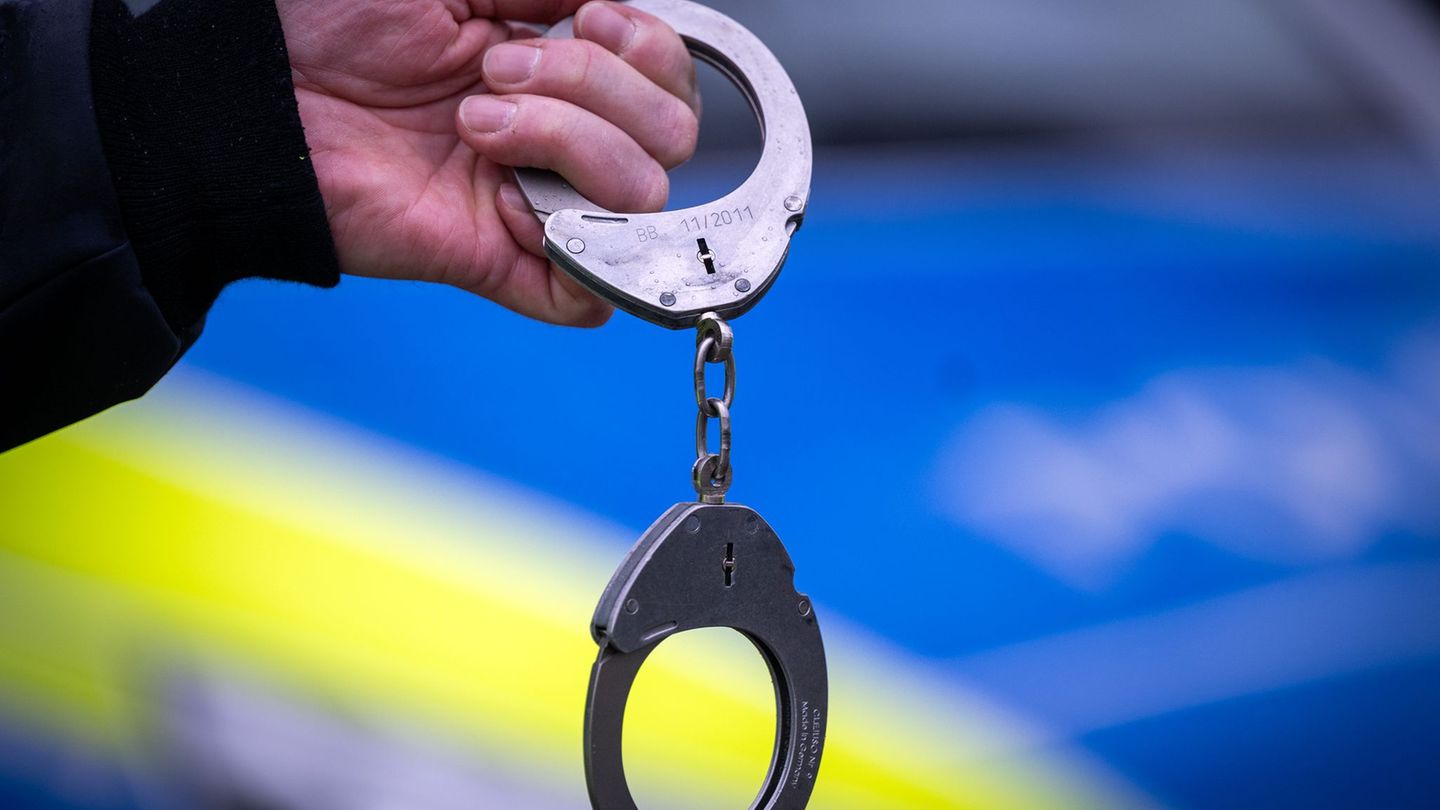 Der Tatverdächtige darf seit 2021 wegen anderen Ermittlungsverfahren keine Dienstgeschäfte mehr als Polizist durchführen. (Symbo