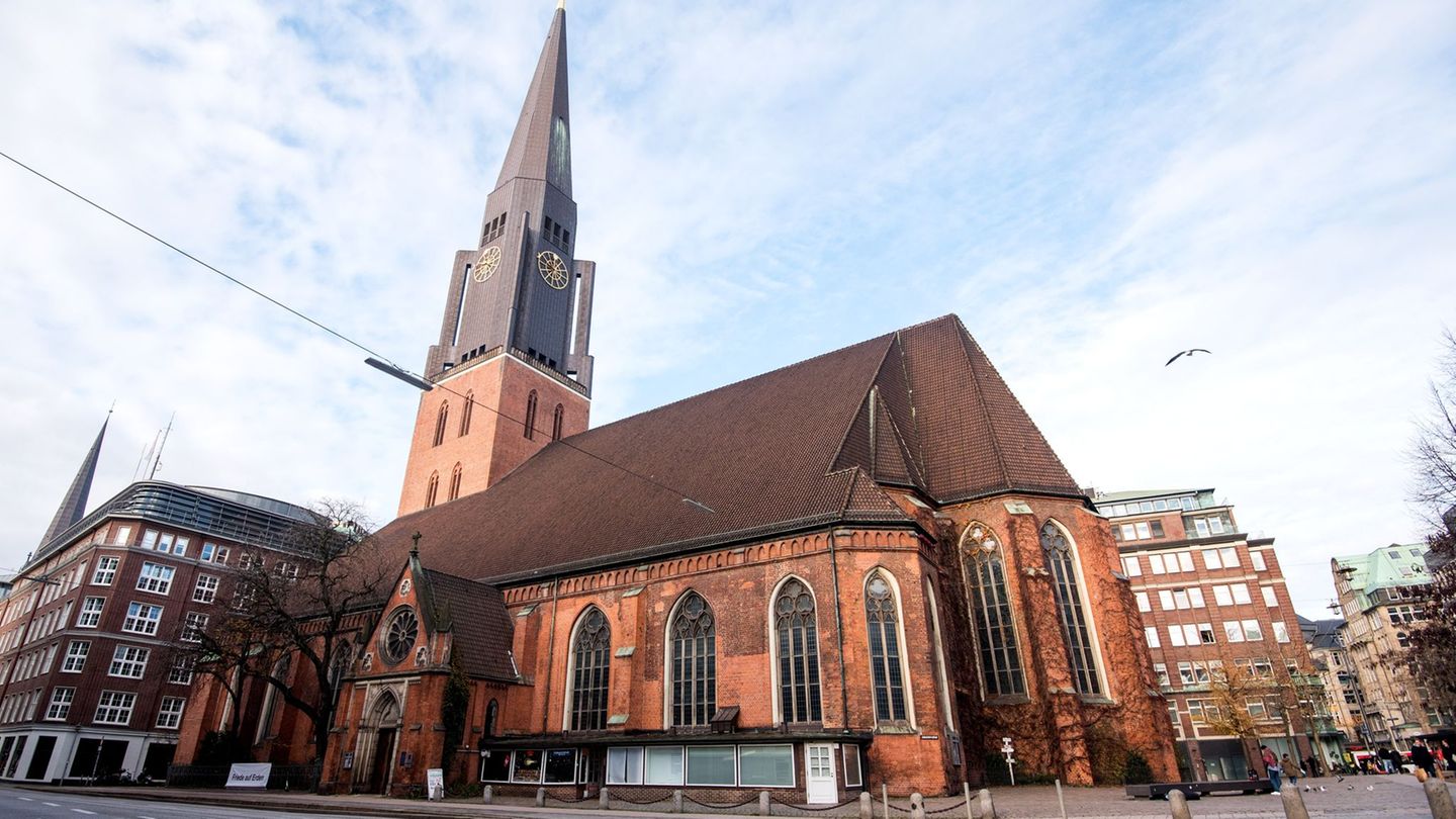 Der Turmhelm der Jacobikirche aus den 1960er Jahren ist zu schwer für den mittelalterlichen Unterbau und muss abgetragen werden.