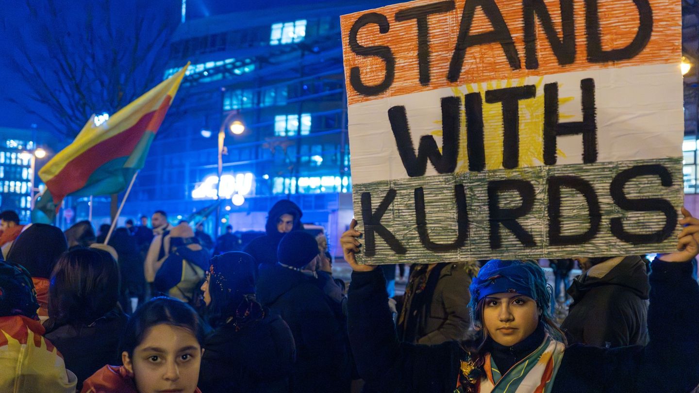 Seit Tagen demonstrieren in Berlin Hunderte Menschen für das im Norden Syriens gelegene kurdische Rojava. (Archivbild) Foto: Soe