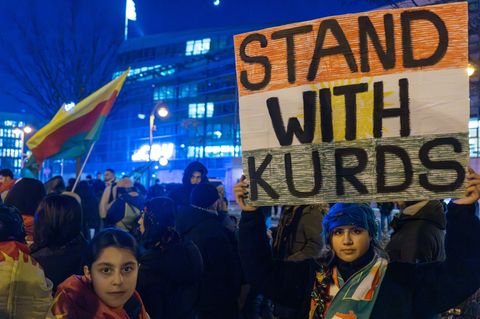 Seit Tagen demonstrieren in Berlin Hunderte Menschen für das im Norden Syriens gelegene kurdische Rojava. (Archivbild) Foto: Soe