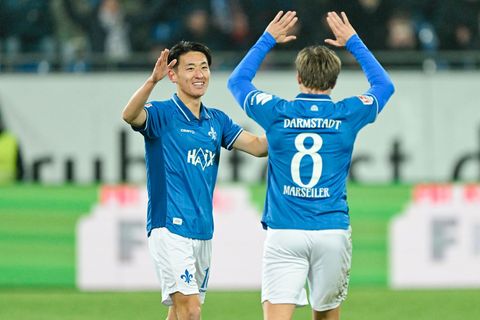 Torschützen unter sich: Hiroki Akiyama (l) und Luca Marseiler. Foto: Uwe Anspach/dpa