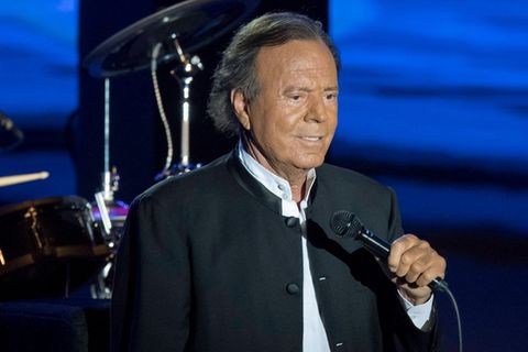 Zwei ehemalige Angestellte werden Julio Iglesias sexuelle Nötigung vor.