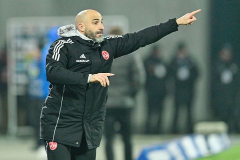 Javier Pinola vertrat den gesperrten Chefcoach Miroslav Klose. Foto: Uwe Anspach/dpa