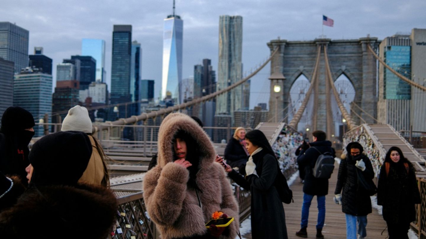 Menschen auf der Brooklyn Bridge in New York