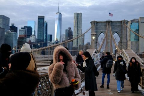Menschen auf der Brooklyn Bridge in New York