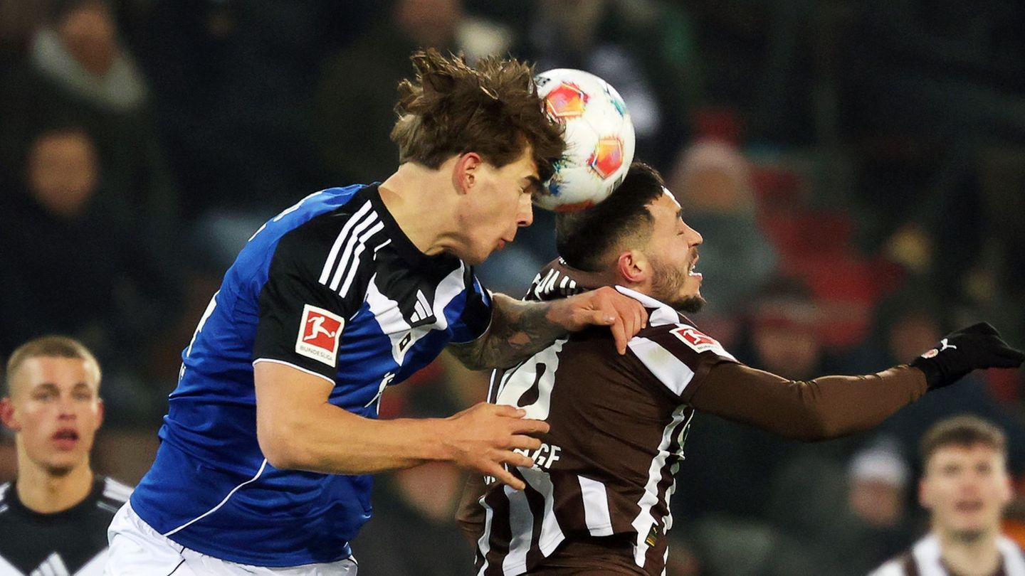 Viel Kampf, wenig Spiel im Stadtderby: HSV-Abwehrchef Luka Vuskovic (l) und St. Paulis Mathias Pereira Lage im Kopfballduell. Fo
