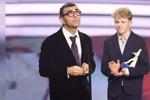 Fatih Akin und "Amrum"-Hauptdarsteller Jasper Billerbeck beim Bayerischen Filmpreis.