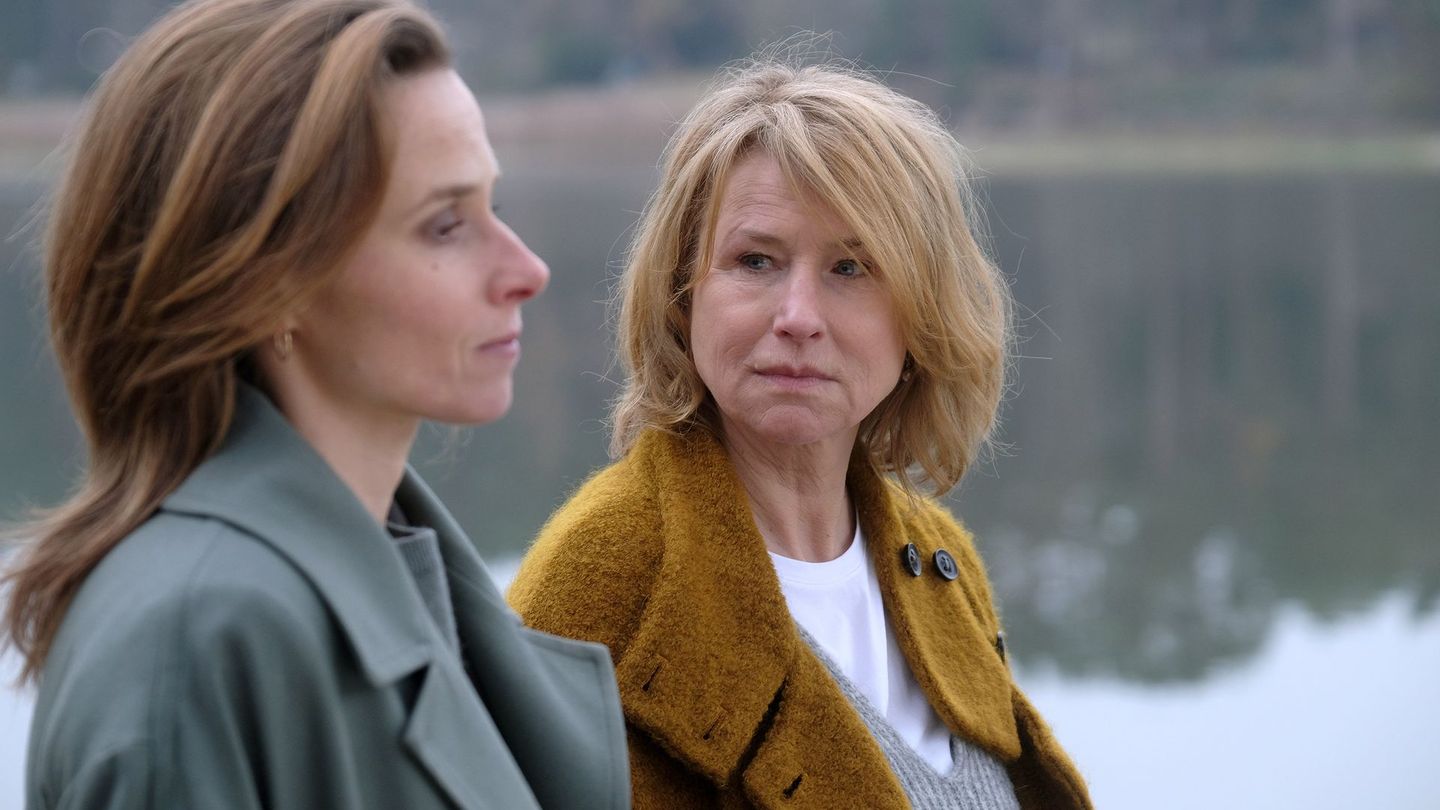 Johanna (Karin Hanczewski) besucht ihre wohlhabend verwitwete Mutter Henriette (Corinna Harfouch) in deren Designer-Elternhaus am See. Überraschend stellt sie fest, dass die Mutter einen neuen, sehr viel jüngeren Partner hat. Er scheint Johanna nicht ganz geheuer.