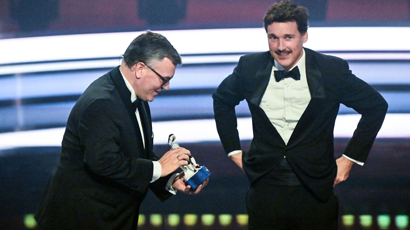 Schauspieler Florian David Fitz bekommt den Ehrenpreis. Foto: Felix Hörhager/dpa
