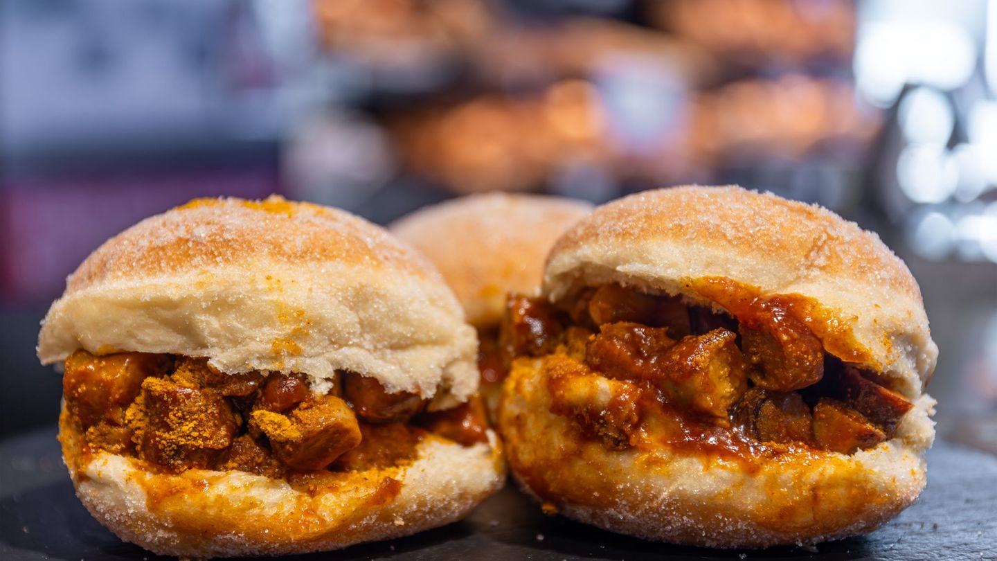 Kreppel belegt mit Currywurst - kann man das wirklich essen? Vielen Kunden der Stadtbäckerei Rank aus Nidda schmeckt es. Foto: C