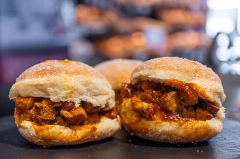 Kreppel belegt mit Currywurst - kann man das wirklich essen? Vielen Kunden der Stadtbäckerei Rank aus Nidda schmeckt es. Foto: C