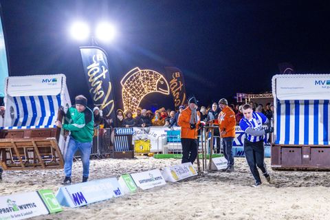 Strandkörbe sind gemeinhin Ruhemöbel. Nicht jedoch bei der Strandkorb-WM auf Usedom. (Archivbild) Foto: Jens Büttner/dpa